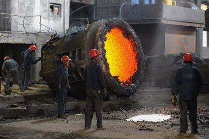 Lucchini. L’altoforno di Piombino rischia il fermo. I lavoratori  occupano la direzione. Intervenga il governo
