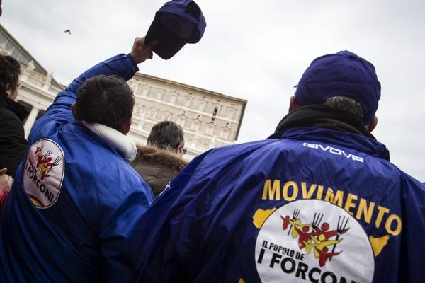 Forconi. Il grido della disperazione. Due persone minacciano di darsi fuoco