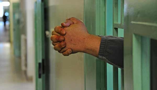 Carcere. Detenuto ucraino tenta suicidio,  si taglia le vene