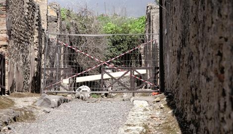 Pompei, crolla un pezzo di storia