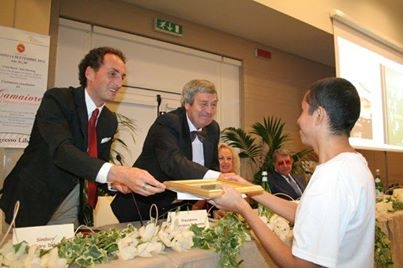 Il poeta Steed Gamero interviene per assicurare cure mediche a un bimbo Rom di soli otto mesi