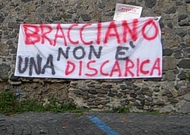 Rifiuti. Una fiaccolata per dire no alla riapertura di Cupinoro