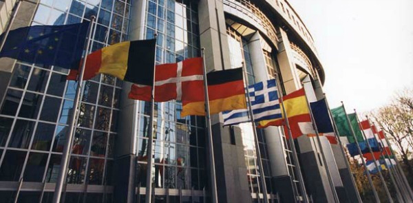 L’Ue boccia l’Italia. A rischio sanzioni e “commissariamento”. Il Tesoro replica