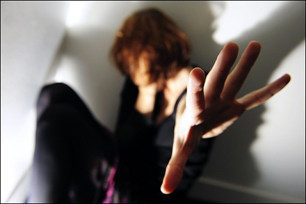Violenza donne. Picchia la moglie armato di machete, arrestato