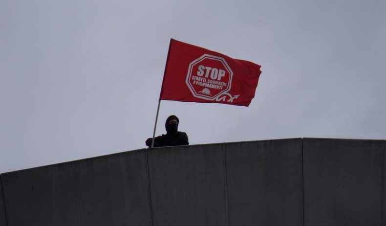 Movimenti per la casa e Usb in corteo alla Regione Lazio. LE FOTO