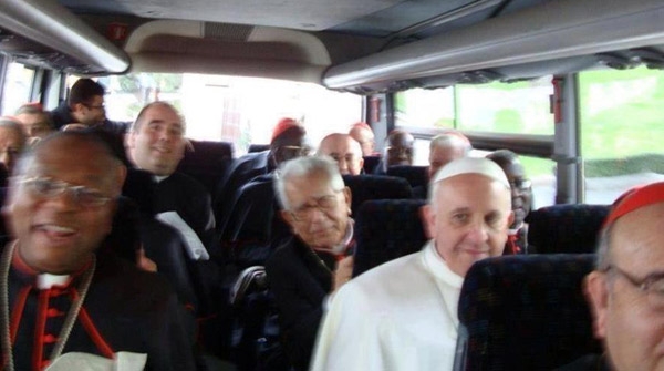 Il Papa in pulman ad Ariccia. Una settimana per gli esercizi spirituali