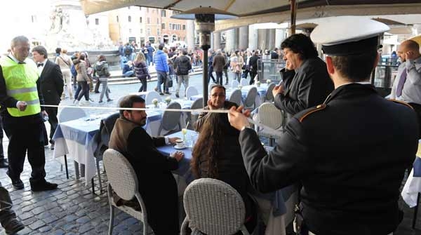 Roma. Controlli e sequestri al Pantheon per occupazione suolo pubblico