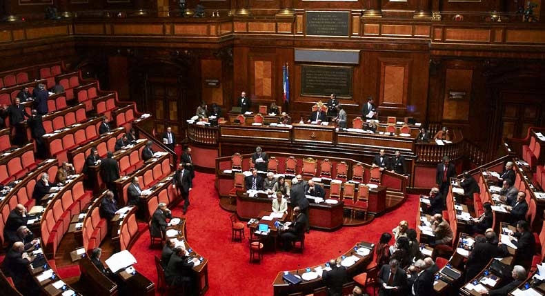 Fiducia, il Senato approva. Dismesse ma non abolite le province
