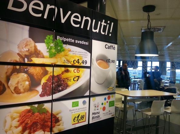 Morto bambino rimasto soffocato mentre mangiava hot dog all’Ikea di Roma