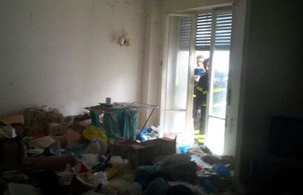 Napoli. Segregata in casa sotto cumuli di spazzatura. Finisce l’incubo per Chiara