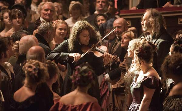 “Il violinista del diavolo”. Paganini, il sepolto in terra sconsacrata. Recensione. Clip