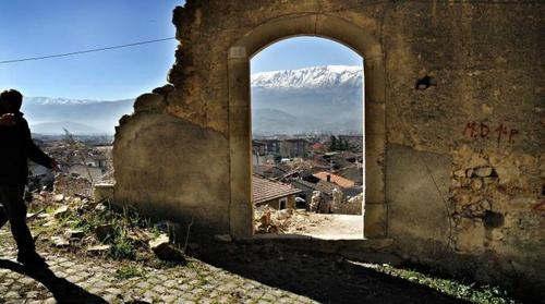 L’Aquila. Una fiaccolata per non dimenticare. Troppe vittime, poca ricostruzione