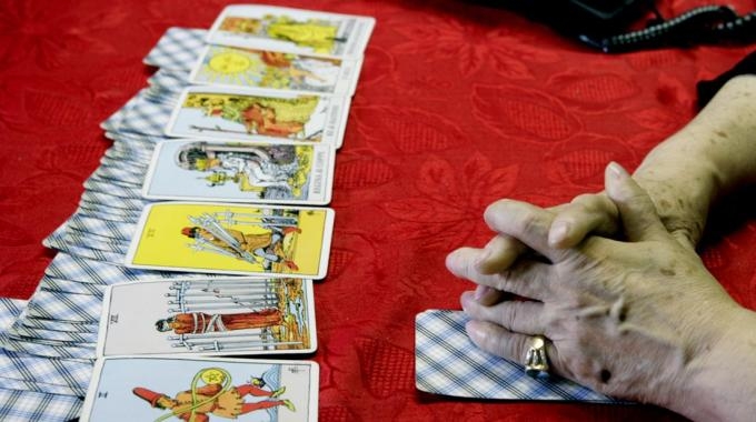 Cartomante arrestata per estorsione. Minacce di morte per cacciare il malocchio