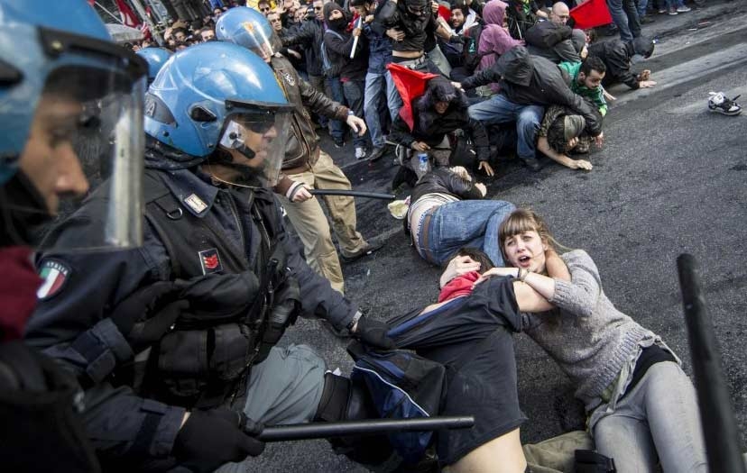 Manifestazione casa. Agente aggressore si presenta in Questura