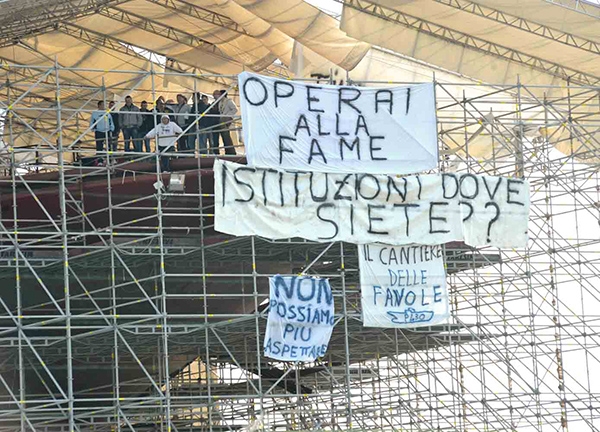 Privilege Yard. Scendono in piazza le mogli dei lavoratori senza stipendio da novembre