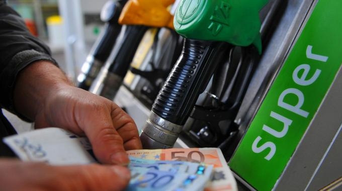 Benzina. Nell’uovo di Pasqua nuovi aumenti ingiustificati