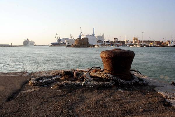 Immigrazione. Da 5 giorni tunisino costretto a vivere su una nave