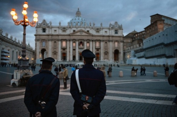 Canonizzazioni. 100 tonnellate di rifiuti a Via della Concilazione