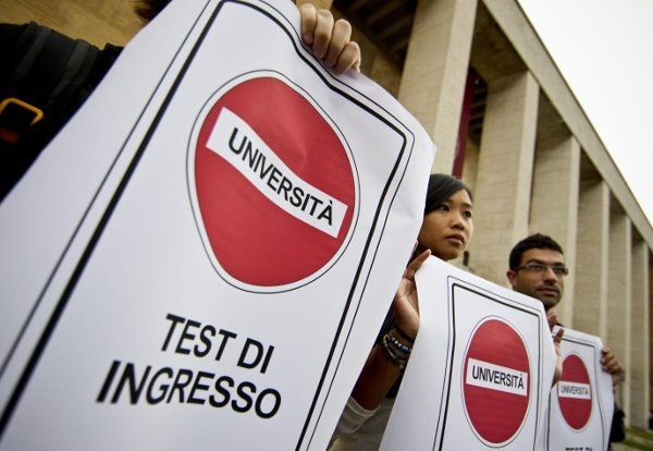 Università. Udu e Rete Studenti, flah mob e volantini contro test d’ingresso