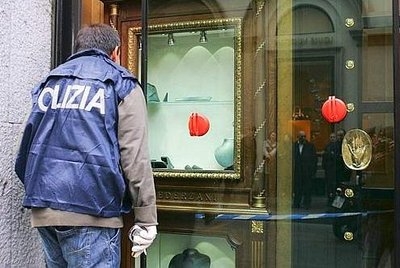 Rapinavano gioiellerie, venti indagati