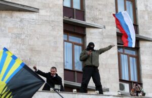 Ucraina. Nuovi scontri con i filorussi, i nazionalisti urlano ‘Gloria all’Ucraina’