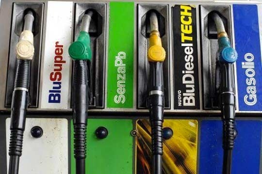 Carburanti. Raffica di aumenti, benzina a 1,813 euro/litro