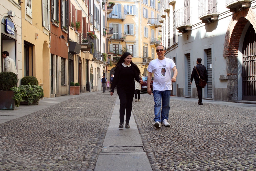 A Milano, nel cuore di Brera, sorride l’arte di Rebecca Covaciu