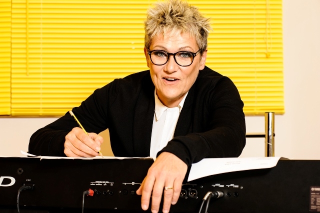 Musica. Maria Grazia Fontana presenta il nuovo video La Storia Siamo Noi con i SAT&B