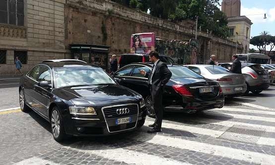 Roma invasa da auto blu dei banchieri su preferenziale e marciapiedi