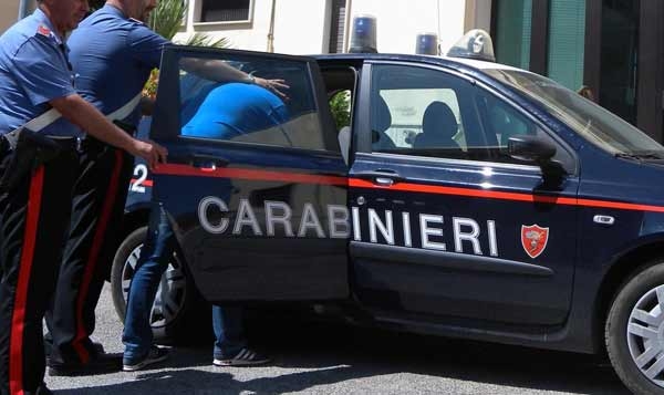 La pasta è scotta. Picchia a sangue moglie e figlia. Arrestato padre padrone
