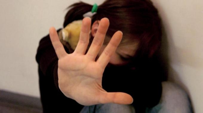 Scuola. Violenza sessuale su studentesse 14nni. Prof in manette
