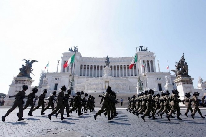 2 giugno. Napolitano, impegnati per pace in Europa. Polemiche sulla parata