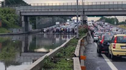 Maltempo Roma. Allagato Grande raccordo tra Appia e Ciampino