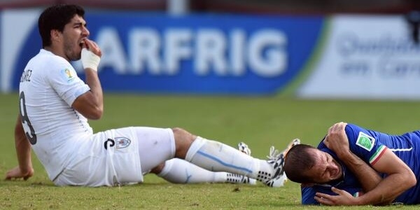 Brasile Mondiali 2014. Suarez, 4 mesi senza calcio per il morso. IL VIDEO