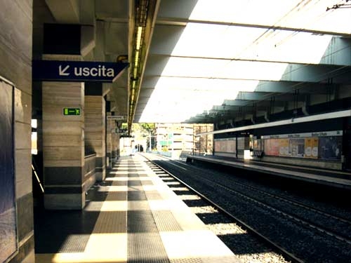 Roma. Tenta scippo in metro ma cade e muore sulle scale