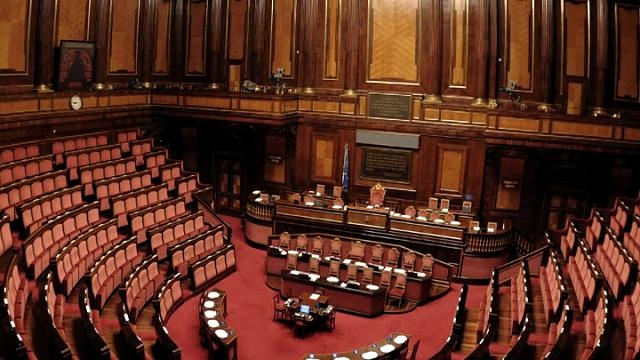 No all’immunità per il Senato. Opportuno eliminarla anche per i deputati
