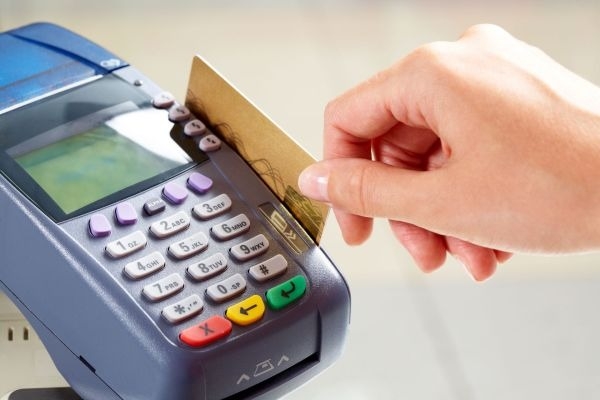 Obbligo del POS. Per imprese e autonomi costo di 1.200 euro annui