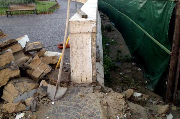 Ostia. Il Comune abbatte il ‘lungomuro’, aperti varchi spiaggia