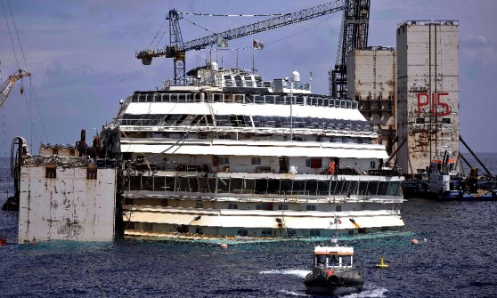 Concordia. Continua a riemergere, si intravede il ponte quattro