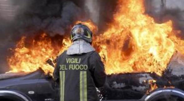 Ciampino. Due auto prendono fuoco accanto a una scuola