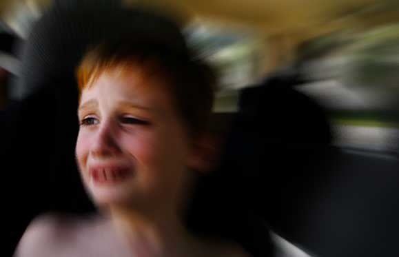 Lasciano il figlio che dorme in auto e vanno al mare. Denunciati i genitori