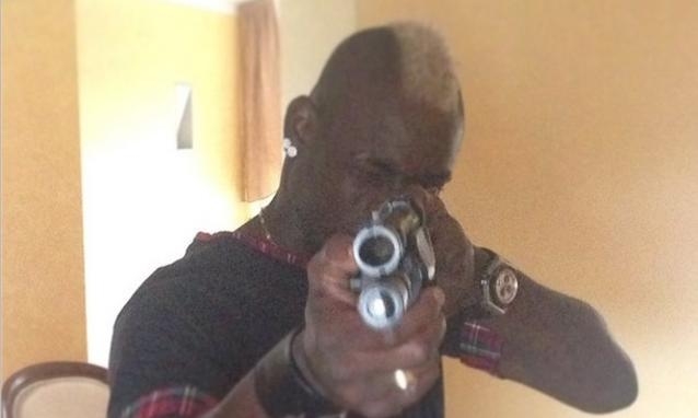 Calcio. Balotelli con fucile su Instagram, ‘bacio a chi mi odia’