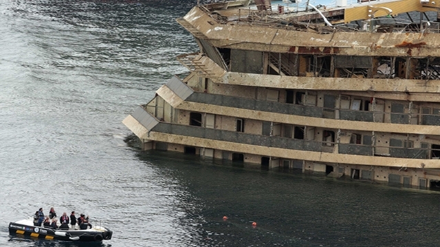 Concordia al sicuro a Genova. Adesso basta inchini
