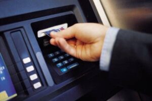Banche. Un conto corrente costa il 225% in più rispetto alla media UE