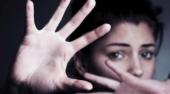 Violenza donne. Picchia la ex con il guinzaglio. Arrestato l’ex convivente