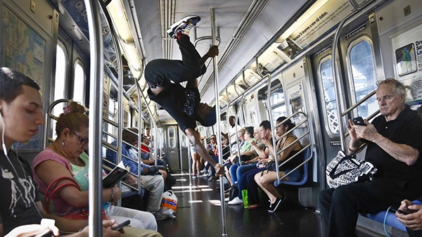 New York. Acrobati fuorilegge nella metropolitana. Il VIDEO