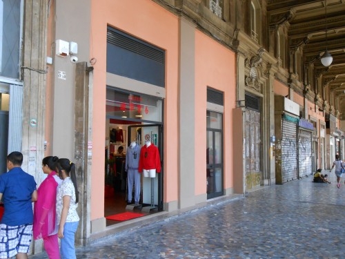Roma, violentata dal proprietario del negozio