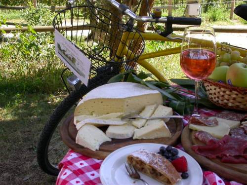 Vacanze. Gli italiani spendono più per cibo che per alloggio