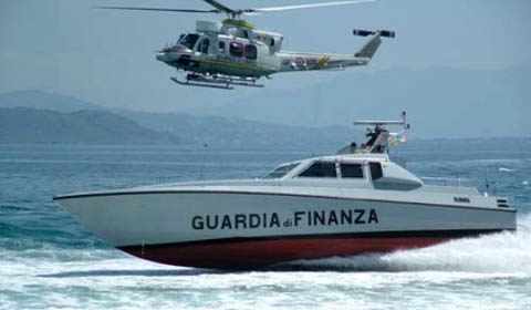 Droga. Fermata imbarcazione con 7 tonnellate di hascisc. 11 arresti