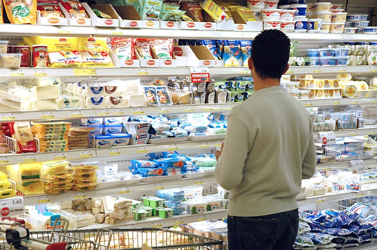 Crisi economica. Coldiretti, 2 italiani su 3 tagliano la spesa